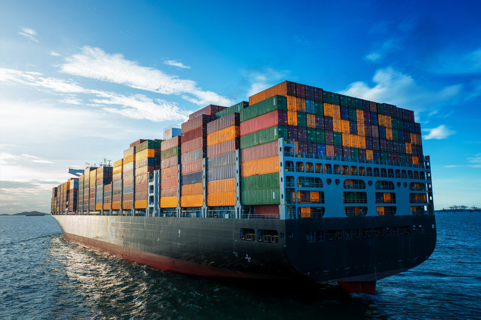 Kontenerowiec transportujący ładunek z USA i Kanady do Europy